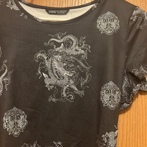 4/$15 Black dragon crop top - Picture 3 of 4